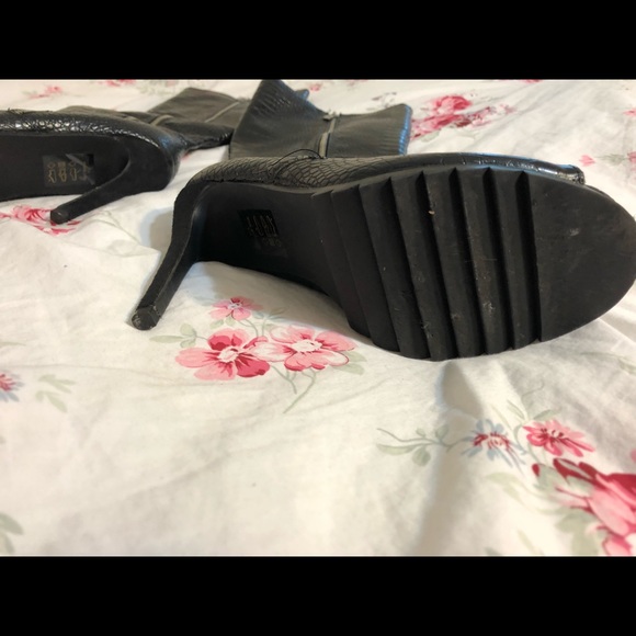 Knee-Length Gator Boots - Picture 4 of 5